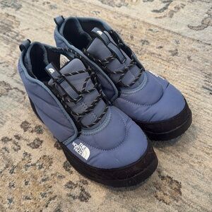 Women’s blue/purple snow boots size US 8. Worn once. Perfect condition.